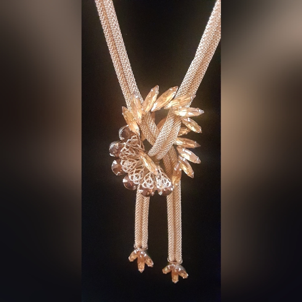 AMBER NAVETTE & TEARDROP CUT CRYSTAL GOLD MESH LARIAT c1950-60